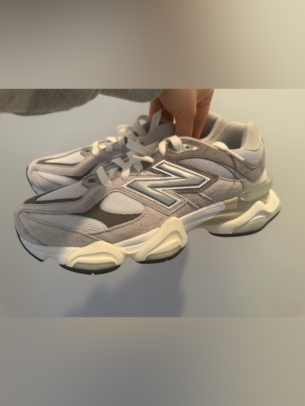 New Balance Women’s 990v5 Grey Athletic Sneakers - Picture 4 of 7